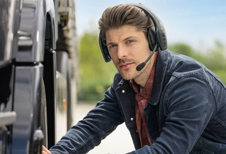 Why Truckers Prefer Trucker Headsets Over Wireless Earbuds